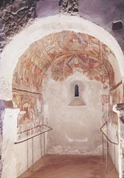 Zicht op het koor met fresco